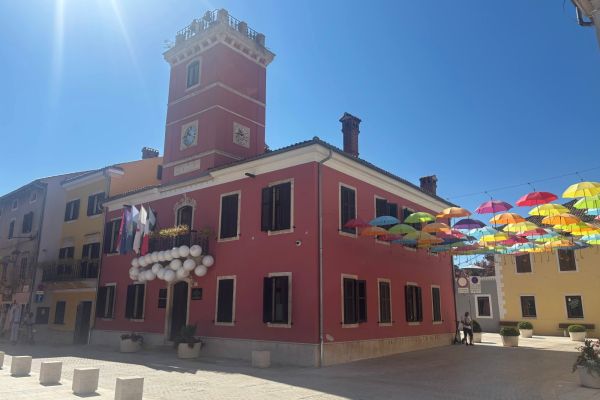 Il Municipio di Cittanova d'Istria con la torre dell'orologio