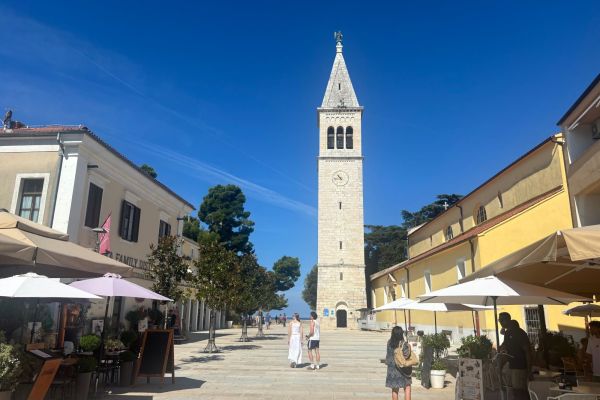 Il campanile dei Santi Pelagio e Massimo, con la statua di San Pelagio in cima