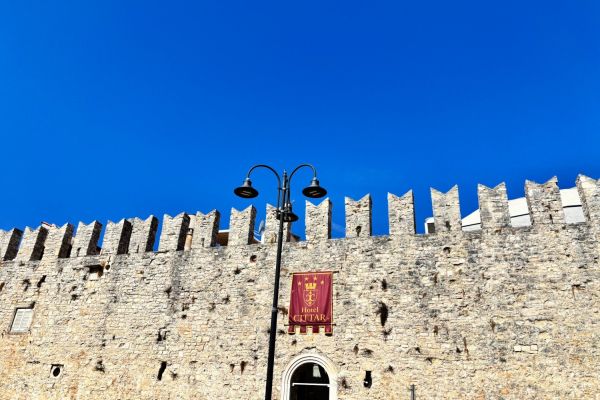 Le mura merlate del centro storico